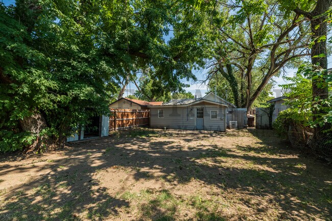 Building Photo - 617 N Clara St