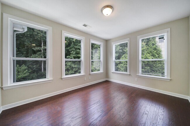 Building Photo - Gorgeous 4 Bed 3.5 Bath Home with Basement...