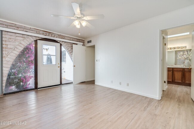 Building Photo - 667 W Las Lomitas Rd