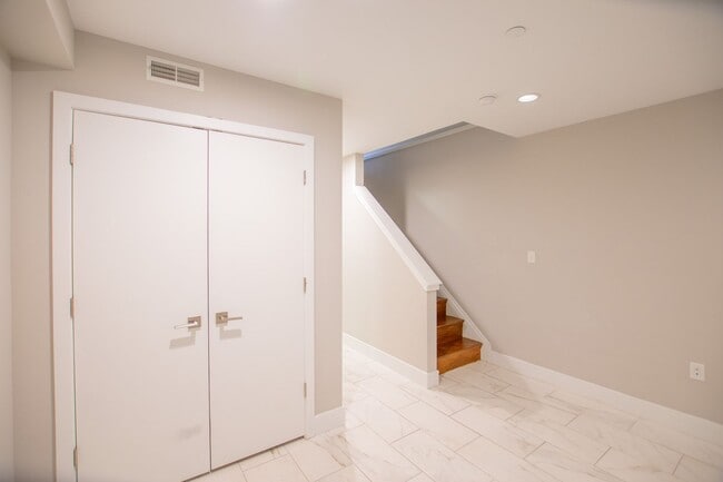 Building Photo - Modern & Efficient Point Breeze Townhome!