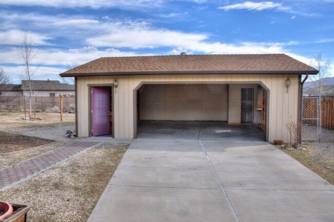 Building Photo - Roomy Dayton Three Bedroom with Oversized ...