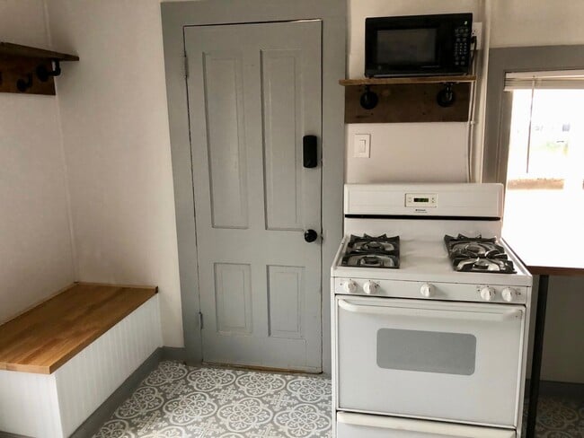 Building Photo - 953 Osage Ave