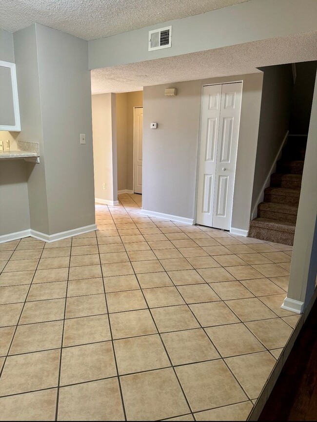 Building Photo - Freshly renovated 3 bedroom condo in Decatur