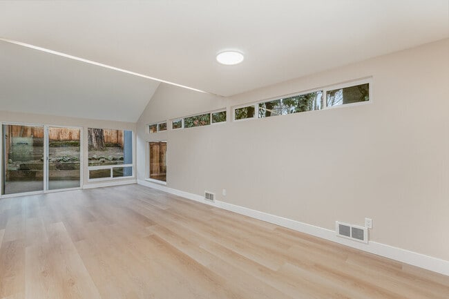 Building Photo - 3614 Interlake Ave N