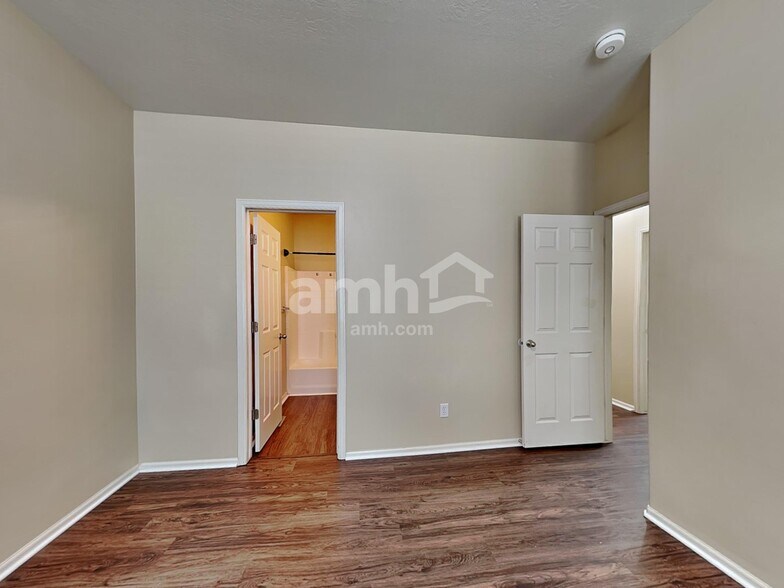 Building Photo - 31 W Clear Water Dr