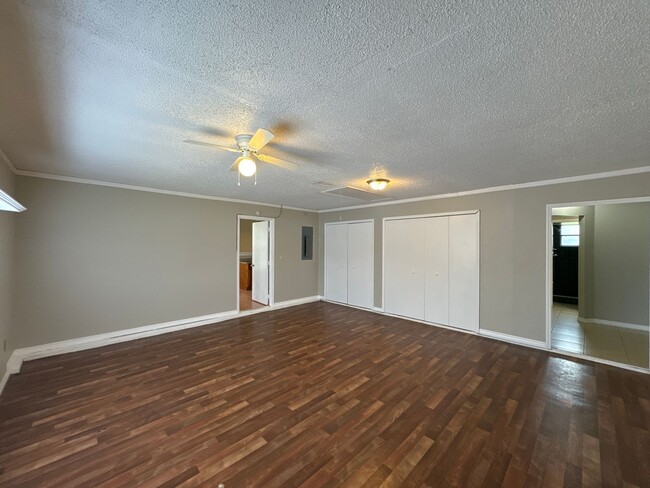 Building Photo - Spacious and beautiful 3 Bedroom Home!