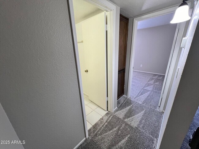 Building Photo - 1927 E Hampton Ave