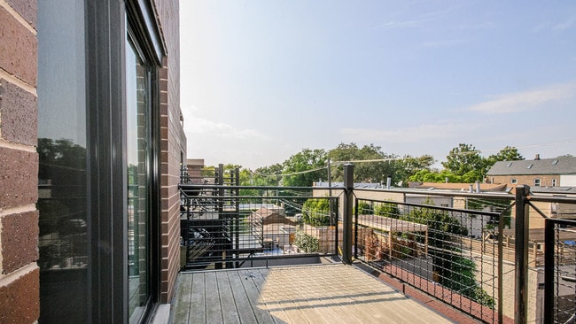 Building Photo - 1910 W Armitage Ave