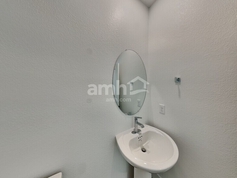 Building Photo - 10380 Bee Balm St