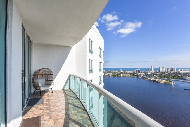 Building Photo - 231 Riverside Dr