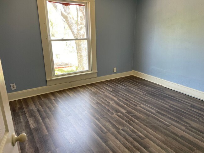 Building Photo - Huge Remodeled 3 Bed, 1 Bath Home
