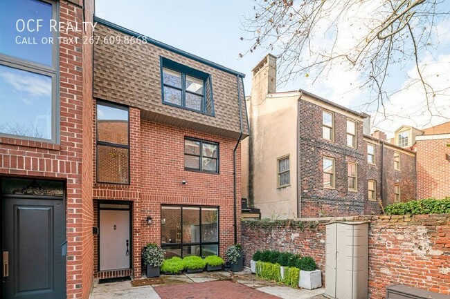 Building Photo - Stunning Old City Townhome