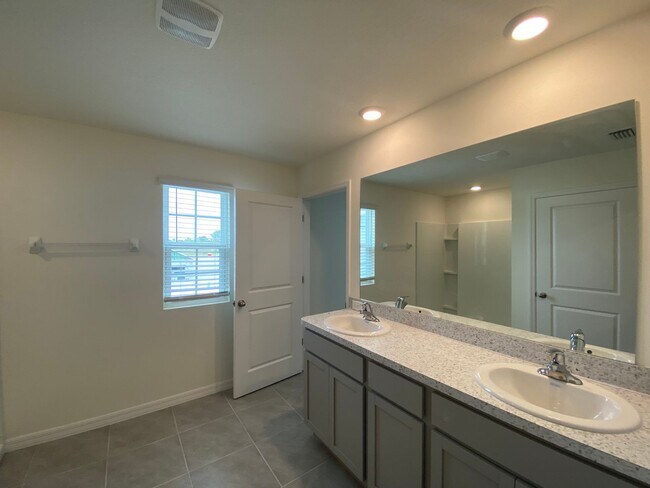 Building Photo - Avalon Woods 4/3/2 ***WON'T LAST***