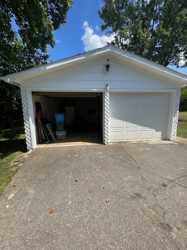 Building Photo - Maryville 37804 - 3 bedroom, 2 bath ranch home - Contact Debra Johnson (865) 591-8281