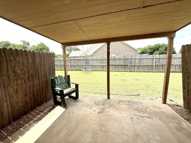 Building Photo - 2202 Lakeview Dr