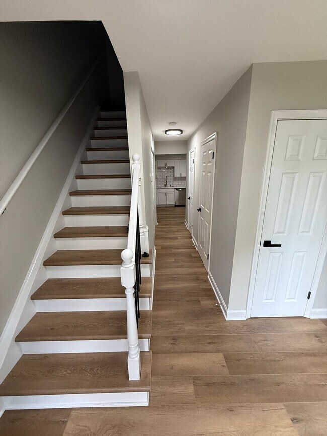 Building Photo - Discover a stunning 3-bedroom, 2.5-bathroom end unit Renovated townhome in Suitland