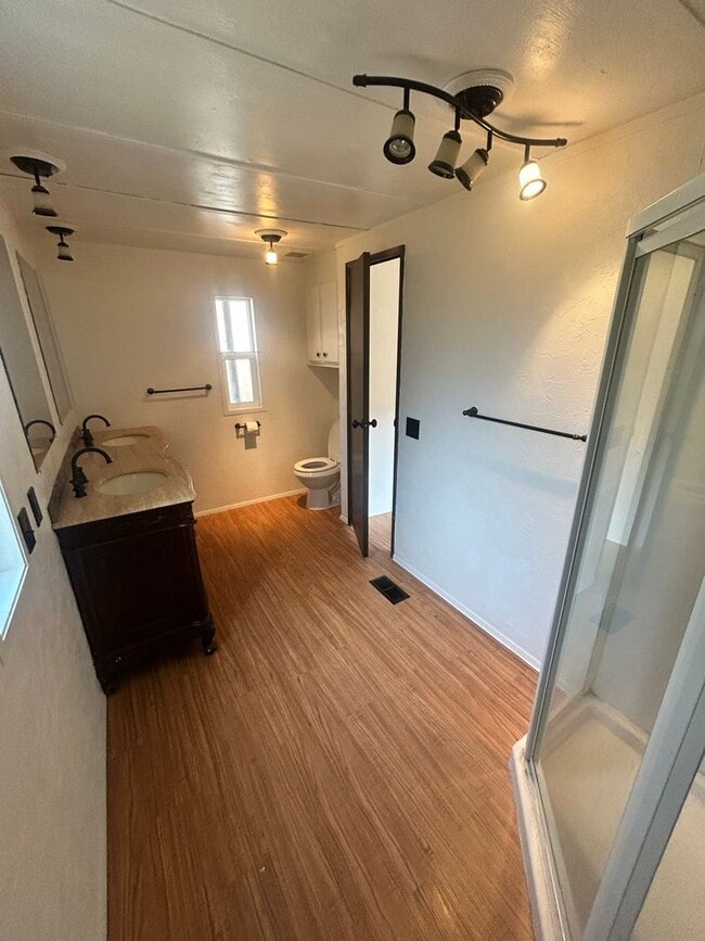 Building Photo - Adorable 2 Bedroom House for Rent in Maple...