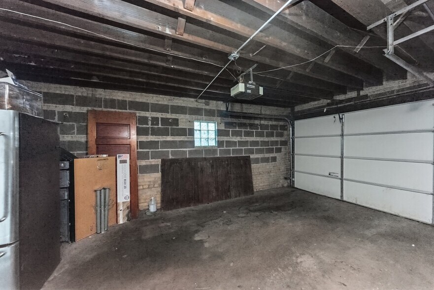 Building Photo - 954 W Cuyler Ave