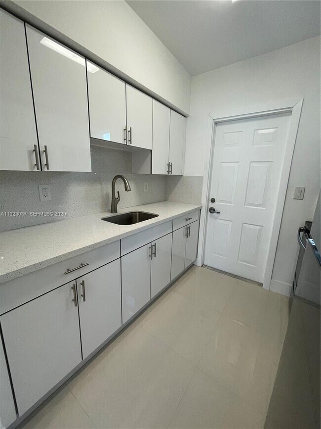 Building Photo - 8215 Crespi Blvd