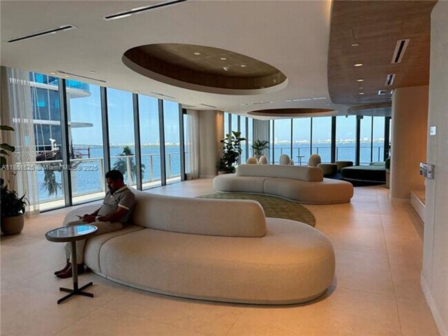 Building Photo - 700 NE 24th St