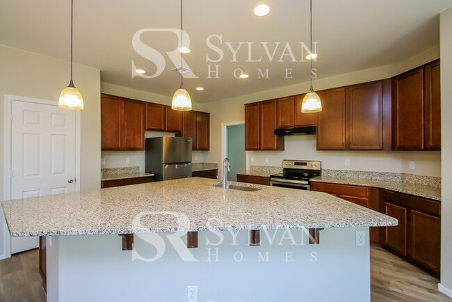 Building Photo - Spacious 4 bedroom home available now!