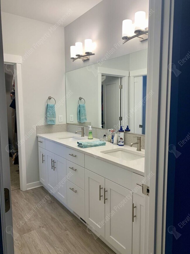 Building Photo - Beautiful 3 BR single-level UNFURNISHED home in SW Redmond!