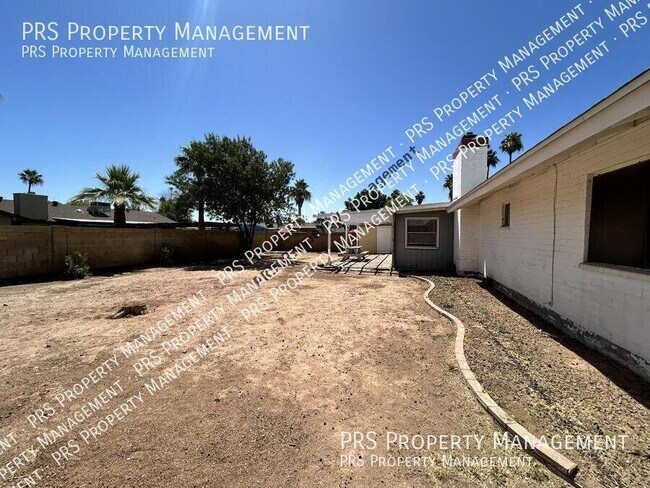 Building Photo - 711 N Oracle Cir