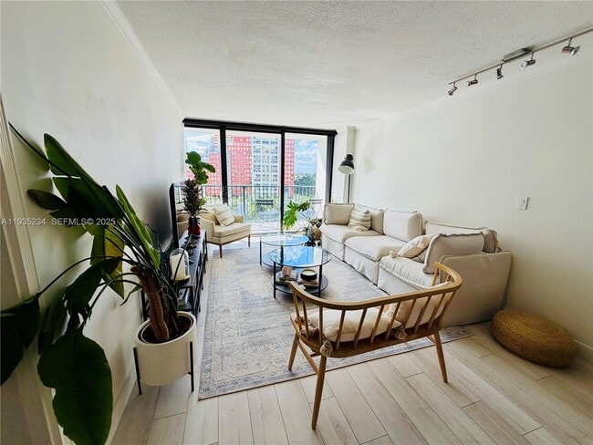 Building Photo - 1450 Brickell Bay Dr