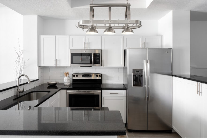 Building Photo - Polo Lakes