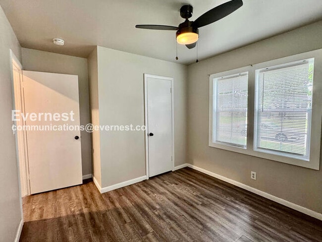 Building Photo - 3 Bed/1 Bath Home with Fenced Yard & Garage / Pet-Friendly / Coming Soon!