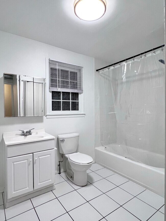 Building Photo - Spacious 1 BR w/ Private Entrance & Renova...