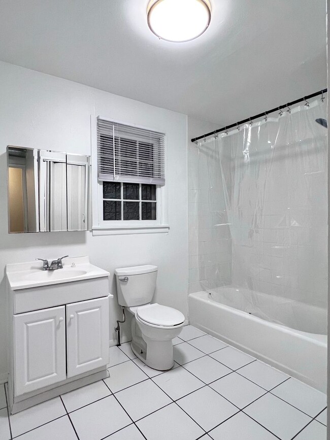 Building Photo - Spacious 1 BR w/ Private Entrance & Renovated Bath and Kitchen!