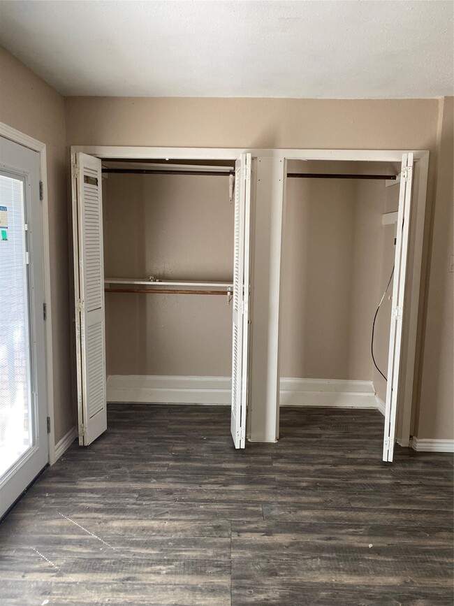 Building Photo - 7952 Grove Ridge Dr