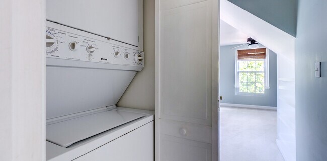Building Photo - Gorgeous End Unit 2 Bedroom 2 Bath Near Sh...