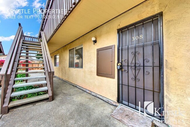 Building Photo - Nice 1 bdrm apt with off-street parking an...