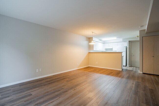 Interior Photo - 1800 Eastlake Apts (Scenic)