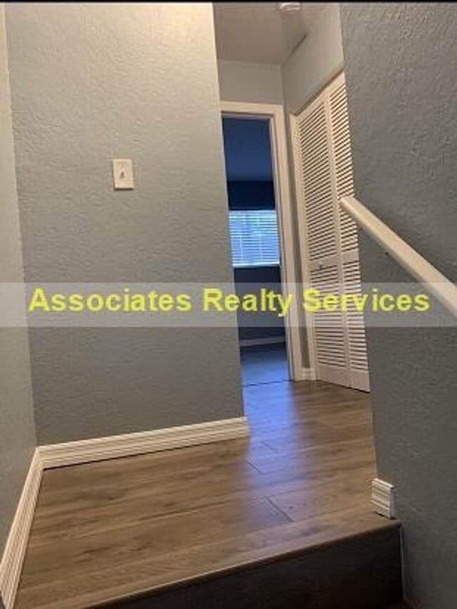 Building Photo - 2 Bed/2.5 bath End Unit Town home!  LOOK !!!