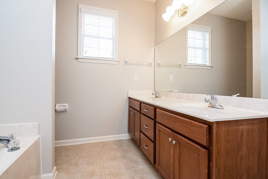 Building Photo - 4902 Longleaf Oak Cove