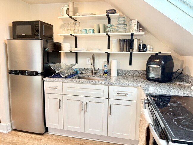 Building Photo - All Inclusive West End Condo-Fully Furnished with Parking!