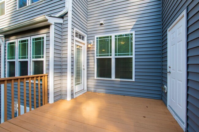 Building Photo - Bright & Spacious End-Unit Townhome in Flo...