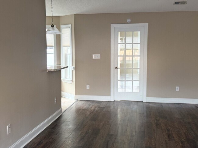 Building Photo - 301 Macarthur Dr