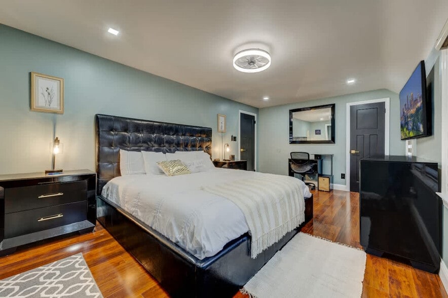 Building Photo - 3855 Grosvenor Rd