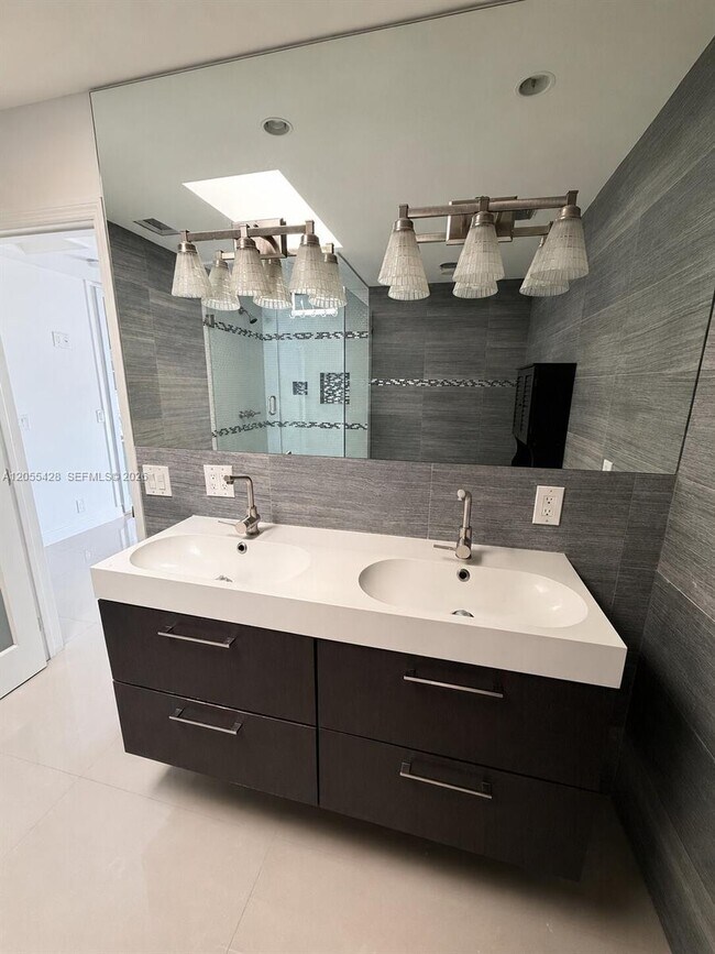 Building Photo - 313 Hendricks Isle