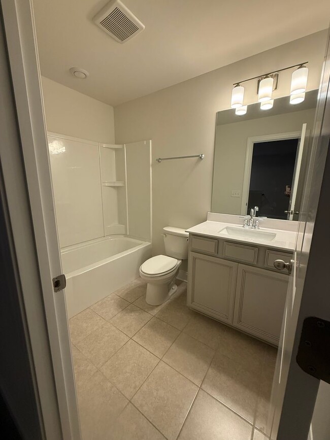 Building Photo - Three Bedroom Townhome Close to Columbia S...
