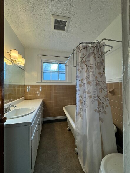 Building Photo - 608 Ackerman Ave