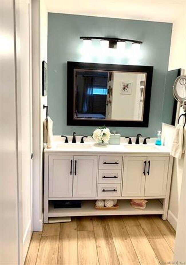 Building Photo - Beautiful Updated 2Br/2/Ba + Den W/ detach...