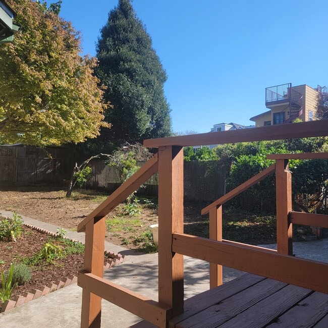 Building Photo - 2747 McGee Ave