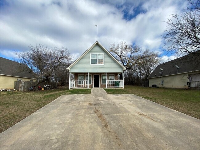 Building Photo - 10910 Shady Oaks Dr