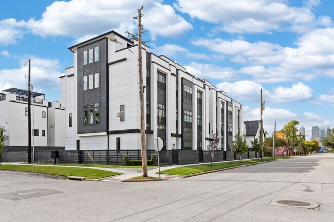 Building Photo - 1504 Ennis St