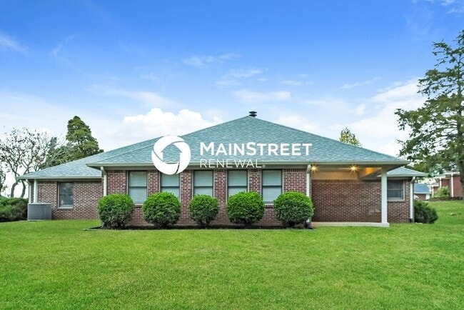 Building Photo - 4 Bedroom Pet-Friendly Home in HUNTSVILLE, AL with Main Street Renewal